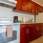 Comfy Suite With Full Kitchen, Dining For 4 & Flexible Sleeping Options