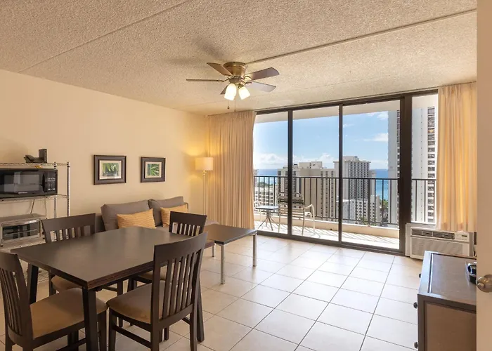 Comfy Suite With Full Kitchen, Dining For 4 & Flexible Sleeping Options