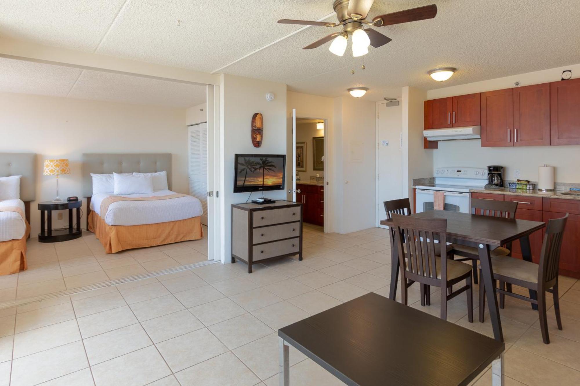 Comfy With Full Kitchen, Dining For 4 & Flexible Sleeping Options Apartment Honolulu
