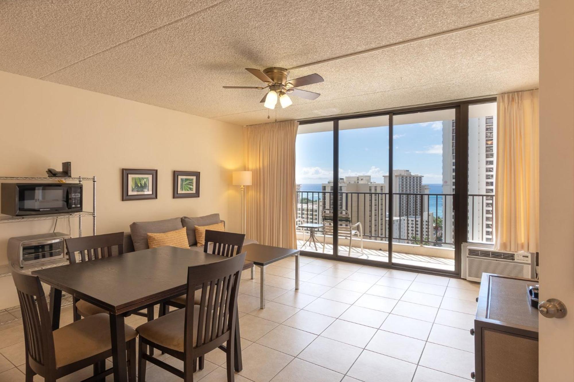 Comfy With Full Kitchen, Dining For 4 & Flexible Sleeping Options * Honolulu